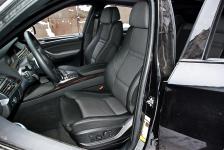 BMW X6 перетяжка салона в кожу двух видов